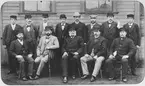 Förmän och kontorspersonal vid Skoglund & Olsson, före 1900.
Fabrikör Axel Olson sitter i mitten.

Brann 1959-08-27
