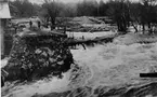 Översvämningen 1916, som raserade den gamla bron.
En man omkom. Efter denna översvämning överläts vattenrätten
från bruket till Gävle stad, som uppförde kraftverk 1924-25.
En ny bro byggdes.