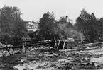 Tolvfors bruk år 1900.
I förgrunden fångdamm till norra smedjan, byggnaden till höger.
I bakgrunden Tolvfors herrgård.
Smidet på Tolvfors bruk lades ned 1891.