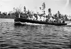 Hedesunda.
Båt som fraktar flottare till skiftet vid Rämsön 1935.