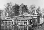 Gävle stad  Väster, Stadsträdgården.
Kallbadhuset Najaden i Gavleån, 20/4-1955.