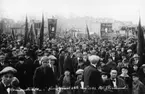 Första maj-demonstration på hamnplanen i Sundsvall. På plakatet mitt i bild står 