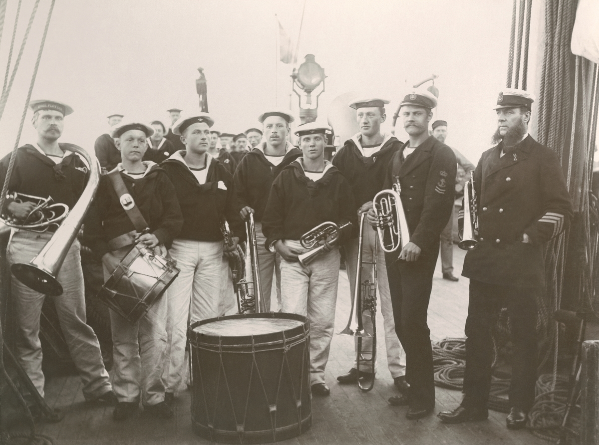 Medlemmar av besättningen på kungajakten DROTT (ex RAN) sommaren 1894.