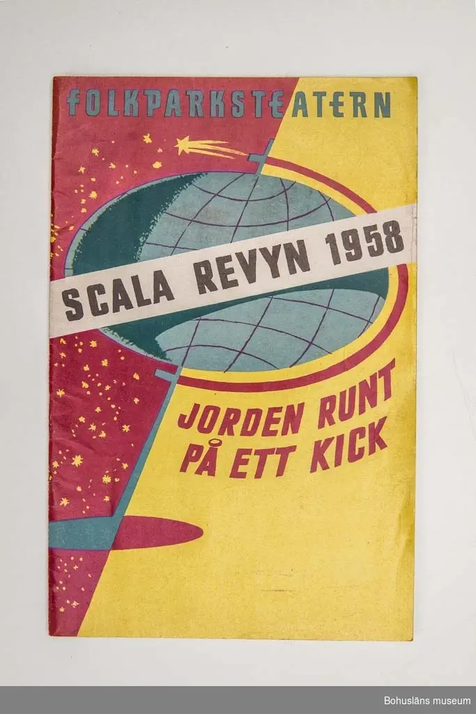 Tryckt teaterprogram, Folkparksteatern "Scala revyn 1958 "Jorden runt på ett kick". Flerfärgat omslag och inlaga 24 sidor sv/v med presentation av föreställningen och den aktuella uppsättningen med dess medverkande, ibland med fotografier. Annonser.