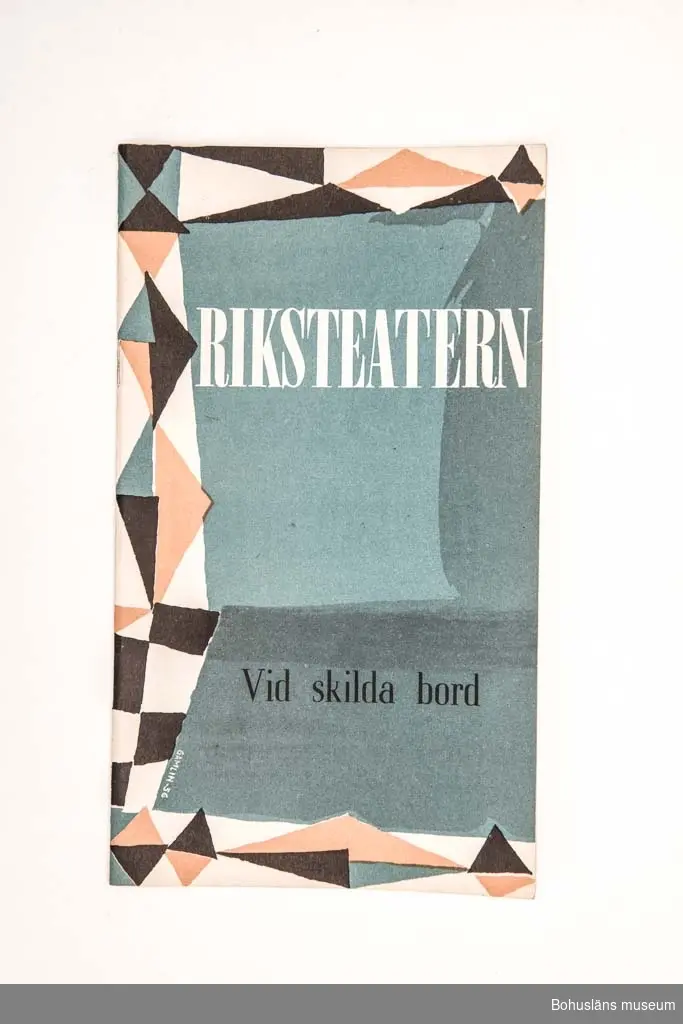 Tryckt teaterprogram, programblad för Riksteaterns föreställning "Vid skilda bord". Trefärgat omslag och inlaga 24 sidor sv/v med presentation av föreställningen och den aktuella uppsättningen med dess medverkande, med fotografier. Annonser. Tillverkare: TABS-tryck i Jönköping.