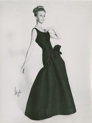 Mannekäng i aftonklänning av svart cloqué och halsband. NK:s