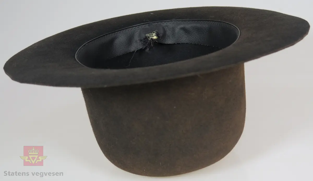 Rallarhatt med stor brem. Båndet på bremmen er klippet av. Hatten er nyinnskjøpt til Norsk fjellsprengningsmuseums formidlingsarbeid. Endringen er utført av museet ved Marit Hosar.