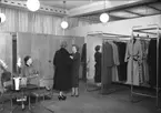 Konsum, affärsinteriör, damkonfektion, 3 damer.