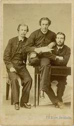 Porträtt av tre officerare, från vänster: Carl Gustaf Alexan