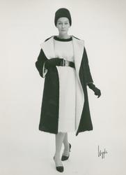 Mannekäng i klänning och kappa i svart och vit långhårig moh