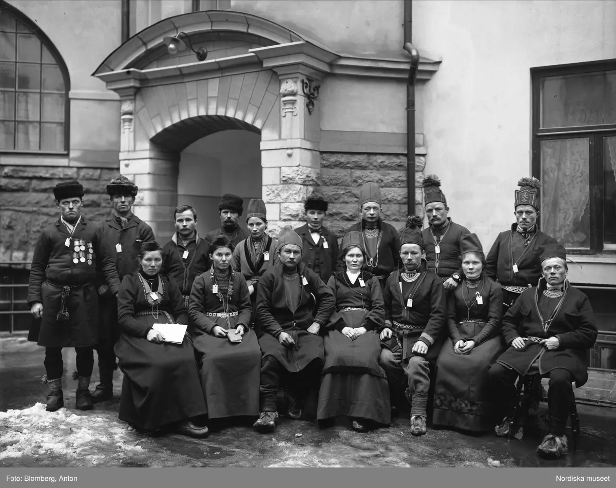 En grupp samer på besök i Stockholm bland annat för att delta på en populärvetenskaplig vinterkurs som Centralförbundet för nykterhetsundervisning anordnade den 2-8 januari 1905. Sittande kvinna i mitten är Elsa Laula, till vänster om henne Hans Magnus Nilsson och till höger om henne Hans Fjällstedt. Samma grupp personer som på bild NMA.0048659.