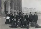 En grupp samer på besök i Stockholm bland annat för att delta på en populärvetenskaplig vinterkurs som Centralförbundet för nykterhetsundervisning anordnade den 2-8 januari 1905. En av männen håller upp en tidning: 