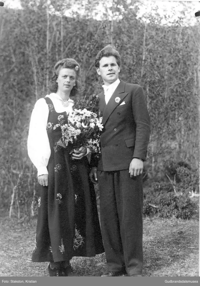 Brudeparet Gudrun Haraldsen (f. Kveum 1919) og Johannes Haraldsen (f. 1925)