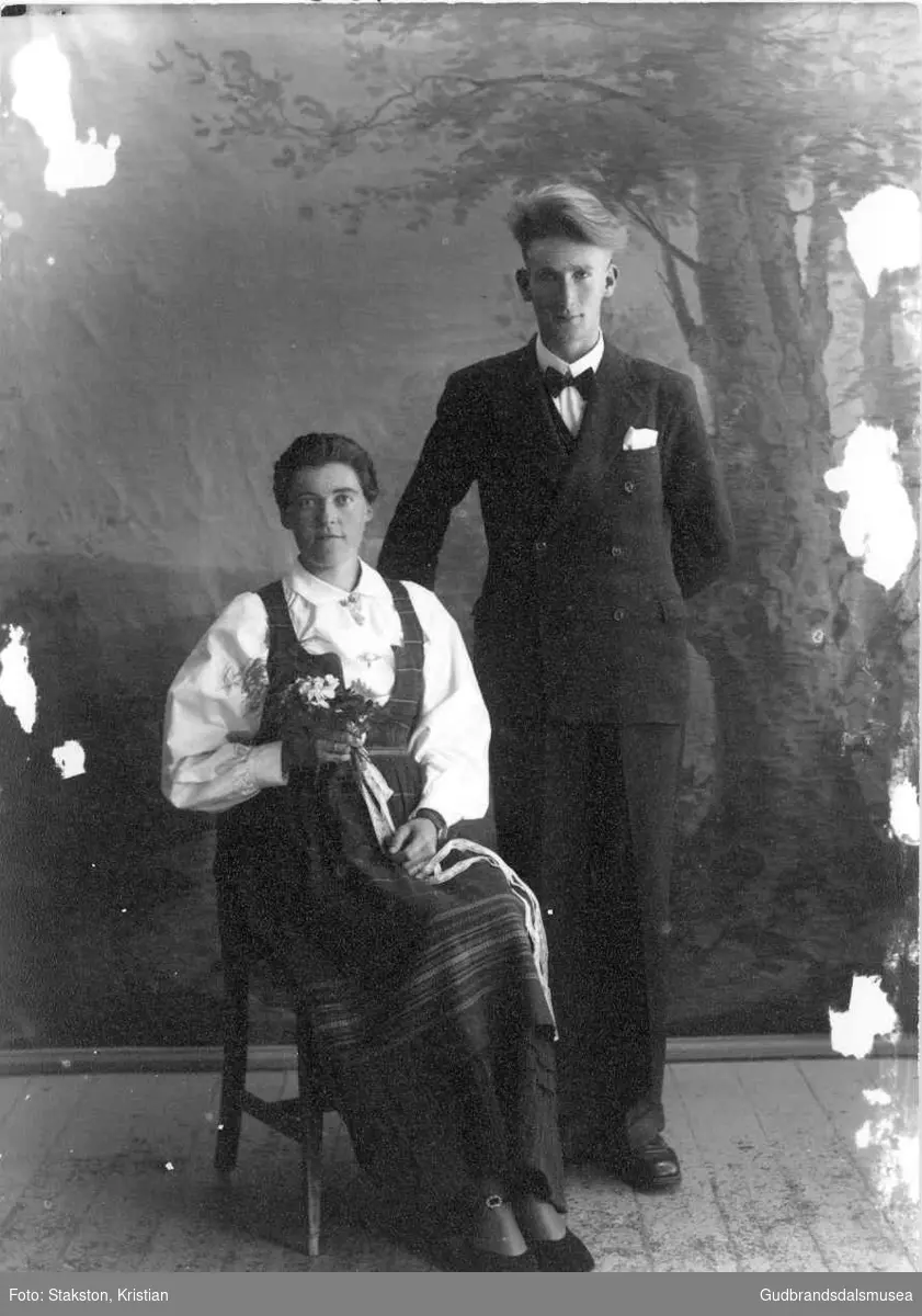 Brudeparet Lars Rusten (f. 1923) og Marit Rusten (f. Lund 1919)