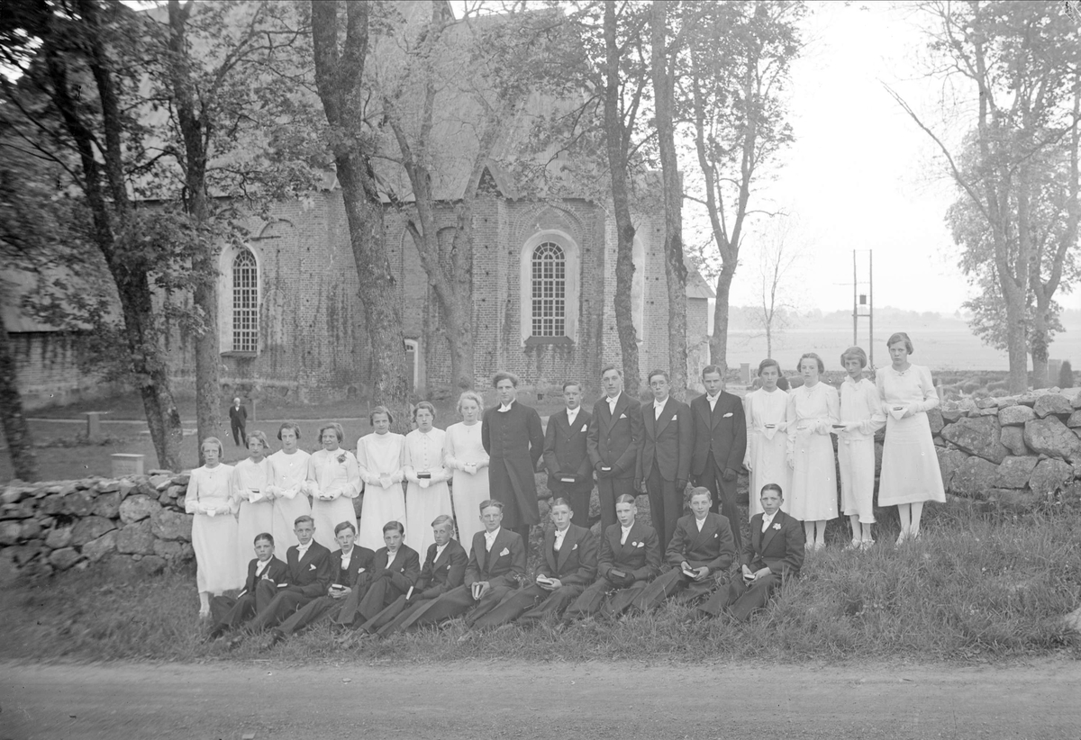 Konfirmander och präst utanför Tensta kyrka, Uppland 1938