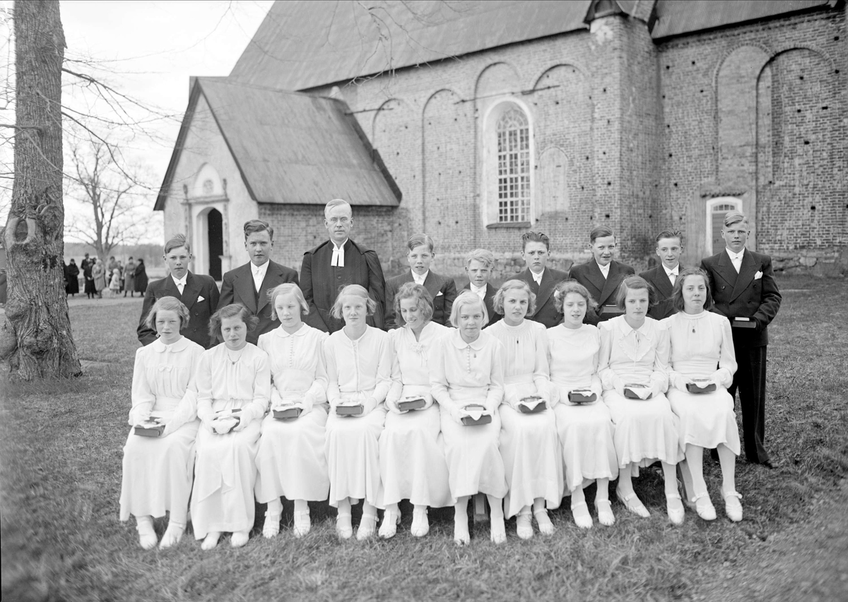 Konfirmander och präst utanför Tensta kyrka, Uppland 1939