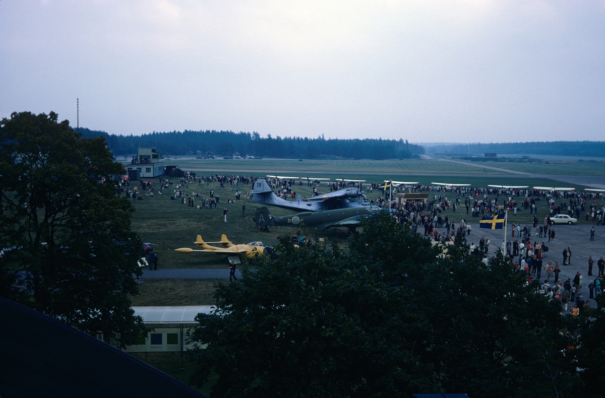 Flygdagen på Malmen den 10 september 1972. Publik och utställning på flygfältet. Bildserie.