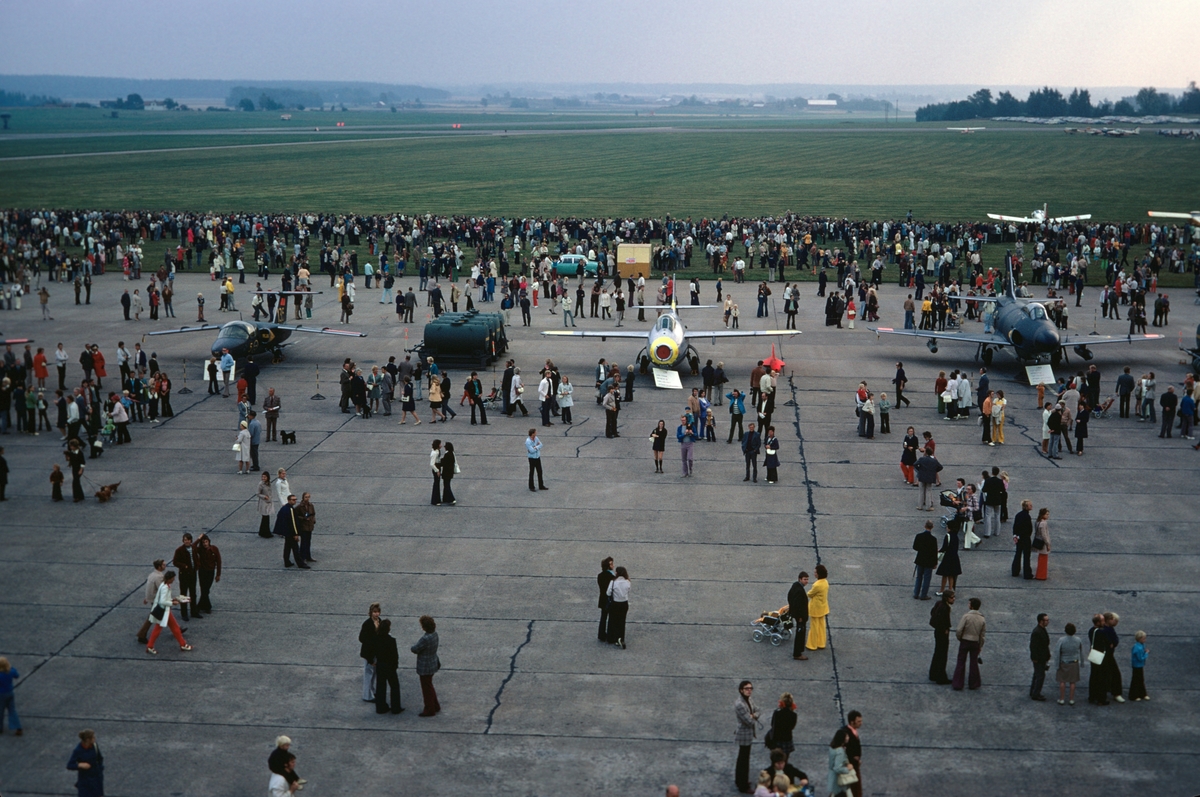 Flygdagen på Malmen den 10 september 1972. Publik och utställning på flygfältet. Bildserie.
