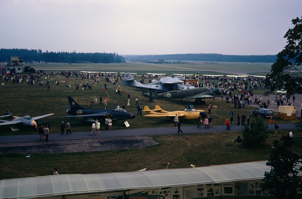 Flygdagen på Malmen den 10 september 1972. Publik och utställning på flygfältet. Bildserie.