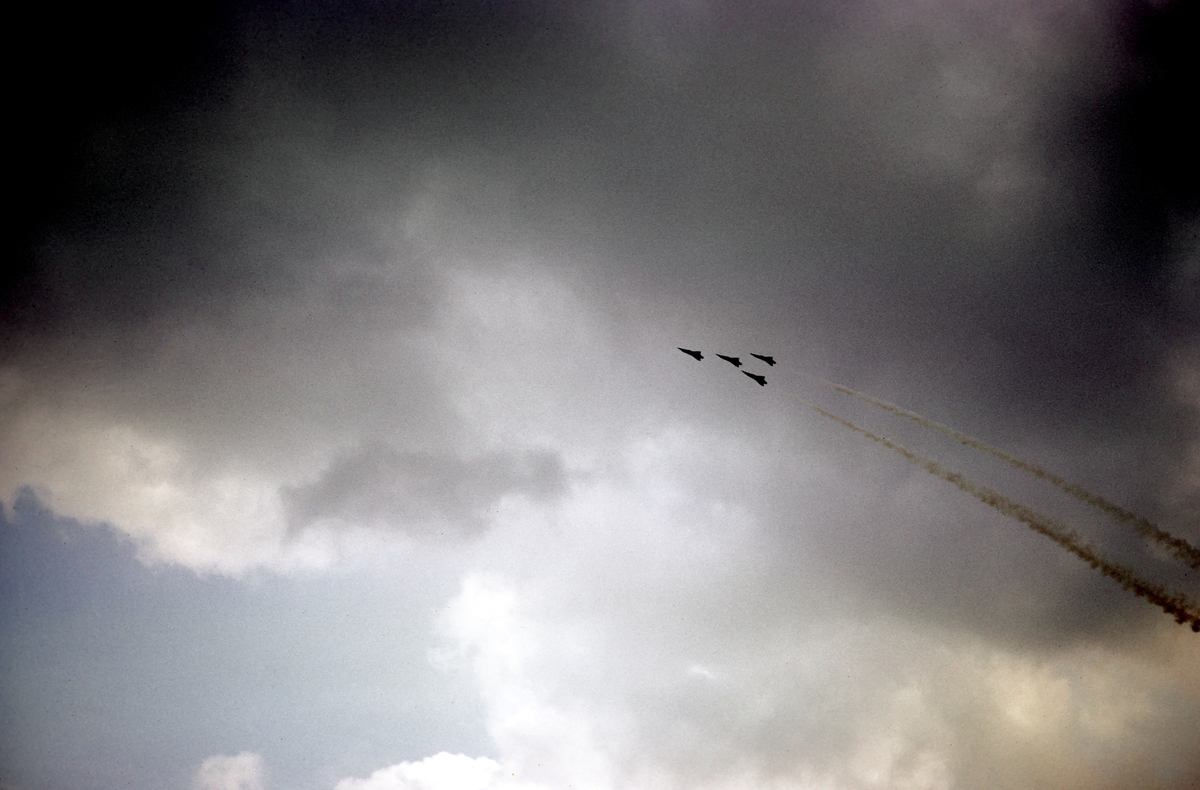 Flyguppvisning. Fyra flygplan Saab 35 Draken i formation i luften under flygdagen på Malmen den 10 september 1972. Bildserie.