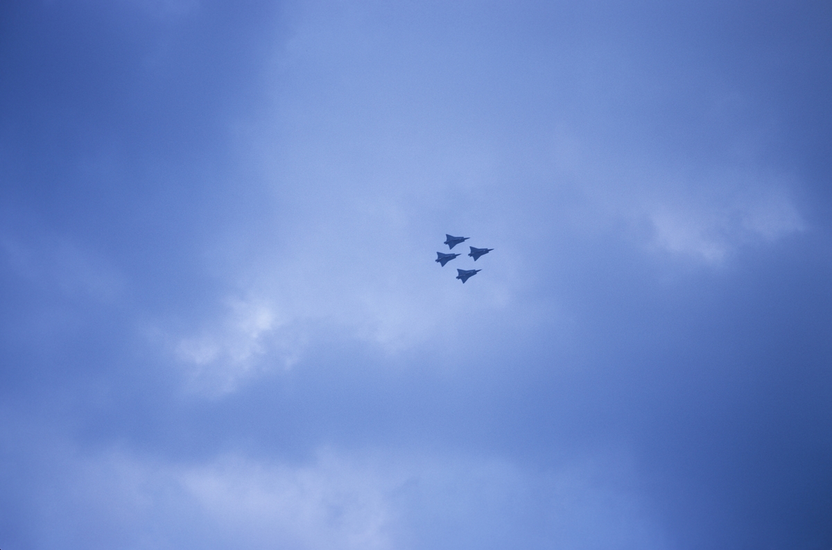 Flyguppvisning. Fyra flygplan Saab 35 Draken i formation i luften under flygdagen på Malmen den 10 september 1972. Bildserie.