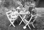 Kafferep, gården Islandsgatan 16, Gävle. Från vänster: Irma, Karin och Inga-Lisa Edström, värdfolket Eriksson, Nils, Frida och Sven Edström. Foto ca 1922.