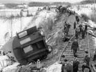 Olyckshändelser i posttjänsten. Järnvägspostbefordran. 
Tågurspårning söder om Forsmo år 1955.  Postkupé 313 upp närmast på bilden.