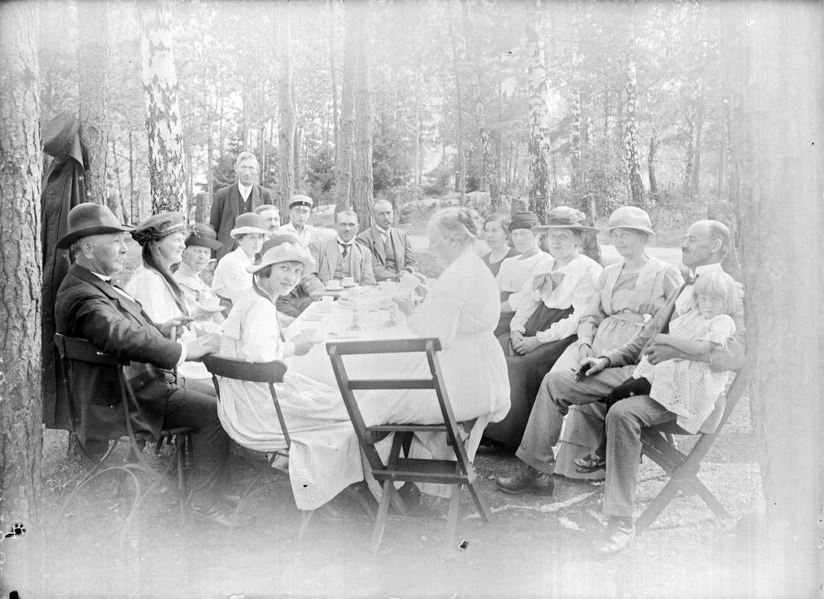 "Från utflykten till Västerås. Kafferast på Djäkneberget" 1921