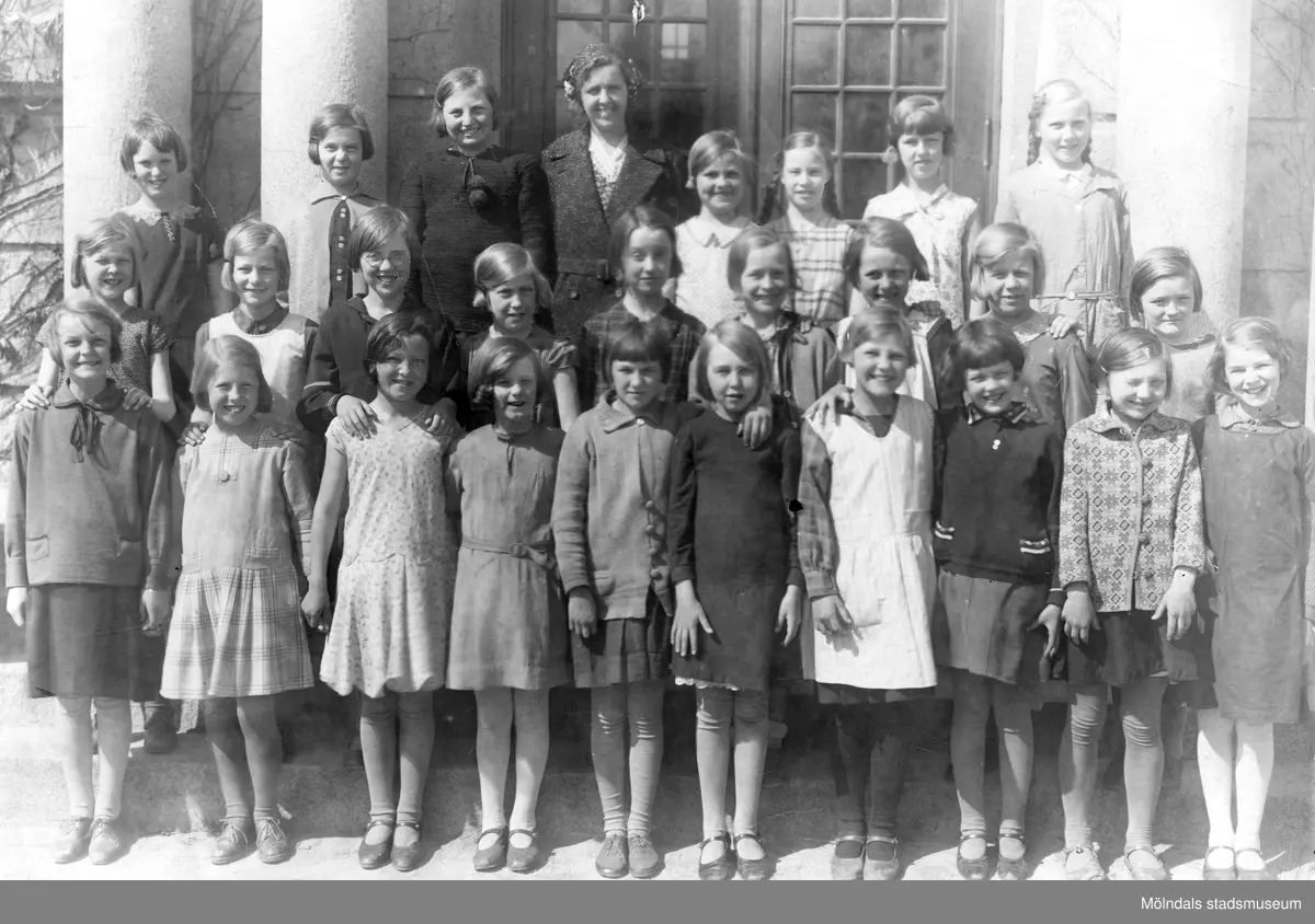 Klassfoto från Kvanbyskolan.
Längst till vänster i främre raden står Ebon (vet ej efternamnet) och som nr. 2 står Kajsa Smedberg.
På andra raden från höger som nr. 4 står Stina Möller.