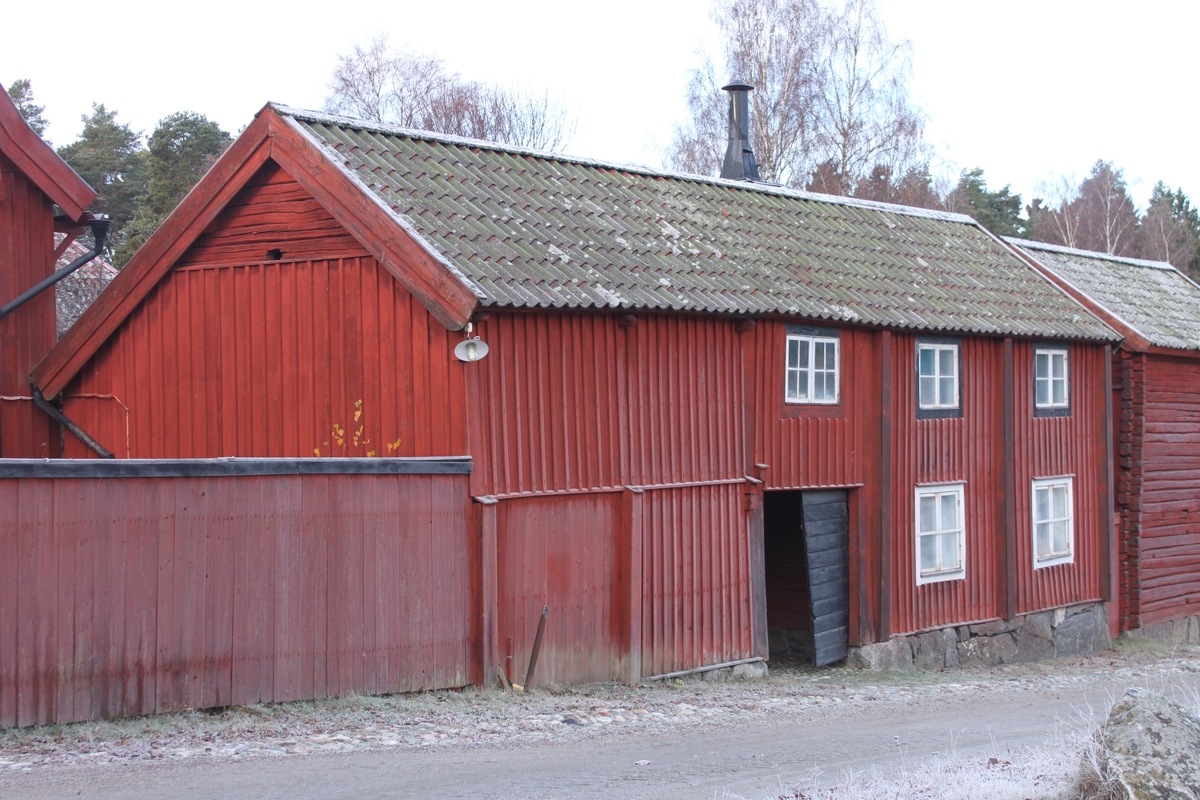 Byggnaden innehåller två bostäder om ett rum och kök samt förråd. Den står på en grund av huggen sten och är uppförd i liggande timmer med utknutar och knutlådor. Byggnadens nedersta våning är delad av ett portlider. Fasaden är delvis klädd med locklistpanel på bostadsdelen och uthusdelen, västra och östra fasaderna. På övervåningen inbyggd svalgång åt väster, täckande nästan hela fasaden, med tre luckor och litet fönster med spröjs. Västra fasaden har rödfärgade plankdörrar och luckor, förutom entrédörren till bostaden som är en gulmålad ramverksdörr. Vid portlidrets östra utfart sitter en svartmålad port av plankor, klädd med liggande panel. Spismuren är synlig i västra fasaden. Tegelskorsten med monterat plåtrör på toppen och plåtkant mot taket. Sadeltak liggande på tre åsar, med höjd del över svalgångens bostadsdel. Taket är belagt medenkupigt  tegel. Nock- vatt- och vindskivor är av trä. Mot väster finns hängrännor och stuprör i plåt.