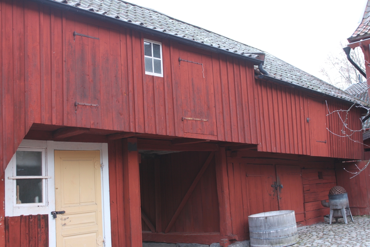 Byggnaden innehåller två bostäder om ett rum och kök samt förråd. Den står på en grund av huggen sten och är uppförd i liggande timmer med utknutar och knutlådor. Byggnadens nedersta våning är delad av ett portlider. Fasaden är delvis klädd med locklistpanel på bostadsdelen och uthusdelen, västra och östra fasaderna. På övervåningen inbyggd svalgång åt väster, täckande nästan hela fasaden, med tre luckor och litet fönster med spröjs. Västra fasaden har rödfärgade plankdörrar och luckor, förutom entrédörren till bostaden som är en gulmålad ramverksdörr. Vid portlidrets östra utfart sitter en svartmålad port av plankor, klädd med liggande panel. Spismuren är synlig i västra fasaden. Tegelskorsten med monterat plåtrör på toppen och plåtkant mot taket. Sadeltak liggande på tre åsar, med höjd del över svalgångens bostadsdel. Taket är belagt medenkupigt  tegel. Nock- vatt- och vindskivor är av trä. Mot väster finns hängrännor och stuprör i plåt.