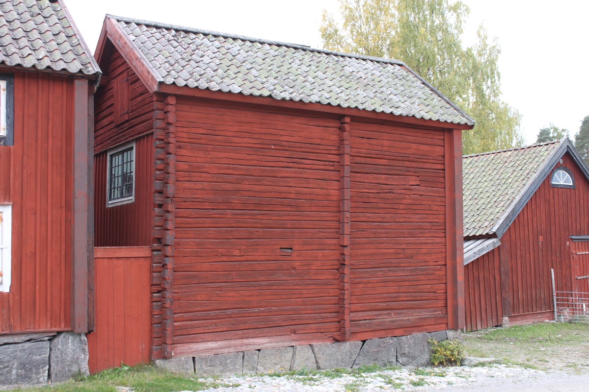 Byggnaden står på en grund av huggen sten.  Rektangulär huskropp med åt väster utskjutande, inbyggd loftgång på övervåningen. Gången har två glasade fönster med två rutor i varje båge samt smala, raka fönsterfoder. Åt väster finns även en tvärställd utbyggnad i två våningar som innehållit ett svinhus i den nedre våningen och ett utskjutande dass i den övre. Byggnaden är uppförd i liggande timmer med utknutar, ställvis klädd med locklistpanel. Knutlådor i det nordöstra hörnet. Sadeltak, åstak med tre åsar, belagt med enkupigt tegel. Nock- och vattbrädor samt vindskivor av trä. På nedre våningen panelade, svartmålade plankdörrar till förvaringsutrymmena med låshasp och hänglås. Till grishuset en opanelad plankdörr, likaledes med låshasp och hänglås. några av dörrarna har draghandtag av barocktyp. Gavlarnas fönster på övervåningen har tolv fönsterrutor i varje båge. Övre dropplisten är av trä och den undre i plåt. Fönsterfodren är släta. Östra fasaden saknar fönster. I fasaden syns spår efter en äldre byggnasställning. Delar av timret i fasaden är utbytt.