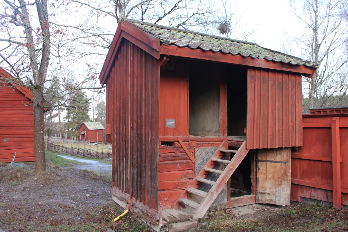 Kombinerad svinstia och avträde placerad på hörnstenar. Nederdelens stomme består av liggande timmer med utknutar. Utrymmets enda rum användes som svinhus. Två svartmålade plankdörrar med diagonallagd panel och låshasp leder in till utrymmet. Övre partiet består av ett ramverk i trä klätt med stående plank. En öppen trätrappa leder upp till denna våning. Fasaderna är delvis panelade med locklistpanel. Halva  södra fasaden upptas av en svale. Denna är sluten och byggd av stående plank med locklist. Innanför två plankdörrar med kammarlås finns de fyra avträdena uppdelade på två utrymmen. Avträdena skjuter ut över den norra fasaden. Golven består av breda, obehandlade plankor. Sadeltaket är belagt med enkupigt tegel på ett undertak av brädor. Vindskivor samt vatt- och nockbrädor är av trä.