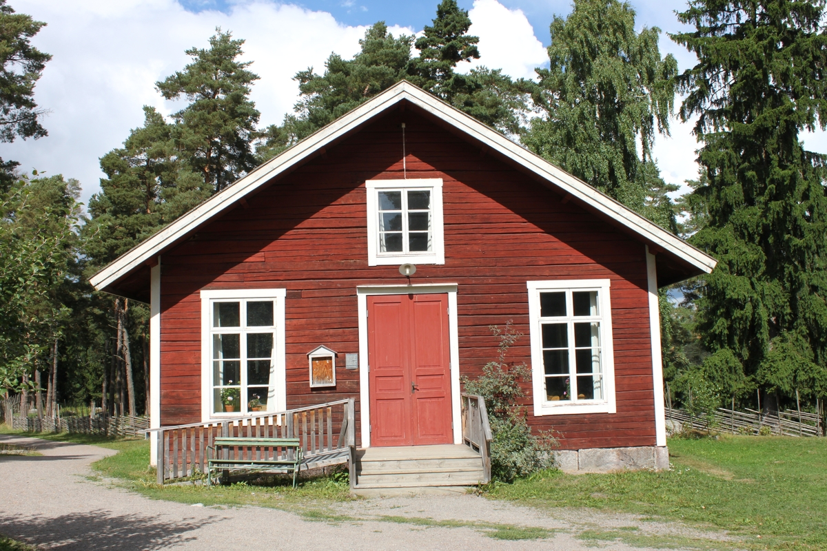 Vilar på syllmur av huggen sten, anlagd vid flytten till sin nuvarande plats. Stomme i liggtimmer med följare på långsidorna. Ingen fasadbeklädnad. Släta knutar med knutbräda. Höga fönster på alla fyra fasaderna, med tre glasrutor per fönsterbåge och raka hörnjärn. Övre båge med en ruta per fönsterbåge. De fönster som inte sitter i kyrksalen har blindrutor överst. Flera av bågarna är inte öppningsbara. Fönstren till kattvindarna är fyrkantiga och hörnställda. Släta fönsterfoder. Sadeltak klätt med tvåkupigt tegel samt skorsten murad i tegel med plåtskoning upp- och nedtill. Utskjutande taksprång med profilerade taktassar, inga hängrännor eller stuprör. Två entréer på kortsidorna med dubbeldörrar, spegeldörrar, som ej är ursprungliga. Vid framsidans entré, på den västra fasaden, finns en trätrappa med räcken samt en rullstolsramp tillverkad av gallerdurk. Frånsidan åt öster har en mindre entré med liknande dörrar, överljus samt en trätrappa. Alla dörrfoder är släta.
Interiört upptar kyrksalen två tredjedelar av utrymmet på bottenvåningen. Resterande utrymme utgörs av kök och kammare samt hall och trappa. Kyrksalen har trägolv av raka brädor. Taket är klätt med pärlspont. Två dragband finns monterade i taket. Följarna är synliga på långsidans innerväggar. I östra delen finns ett podie av trä med svarvade pinnar i räcket. På golvet står en hög järnkamin. I salen finns 15 kyrkbänkar av trä utplacerade. Innanfönster monterade i kyrksalen.
Övervången består av en liten hall, ett bostadsrum samt två kattvindar. I bostadsrummet finns en öppen eldstad.  Alla innerdörrar i byggnaden är spegeldörrar med kammarlås.