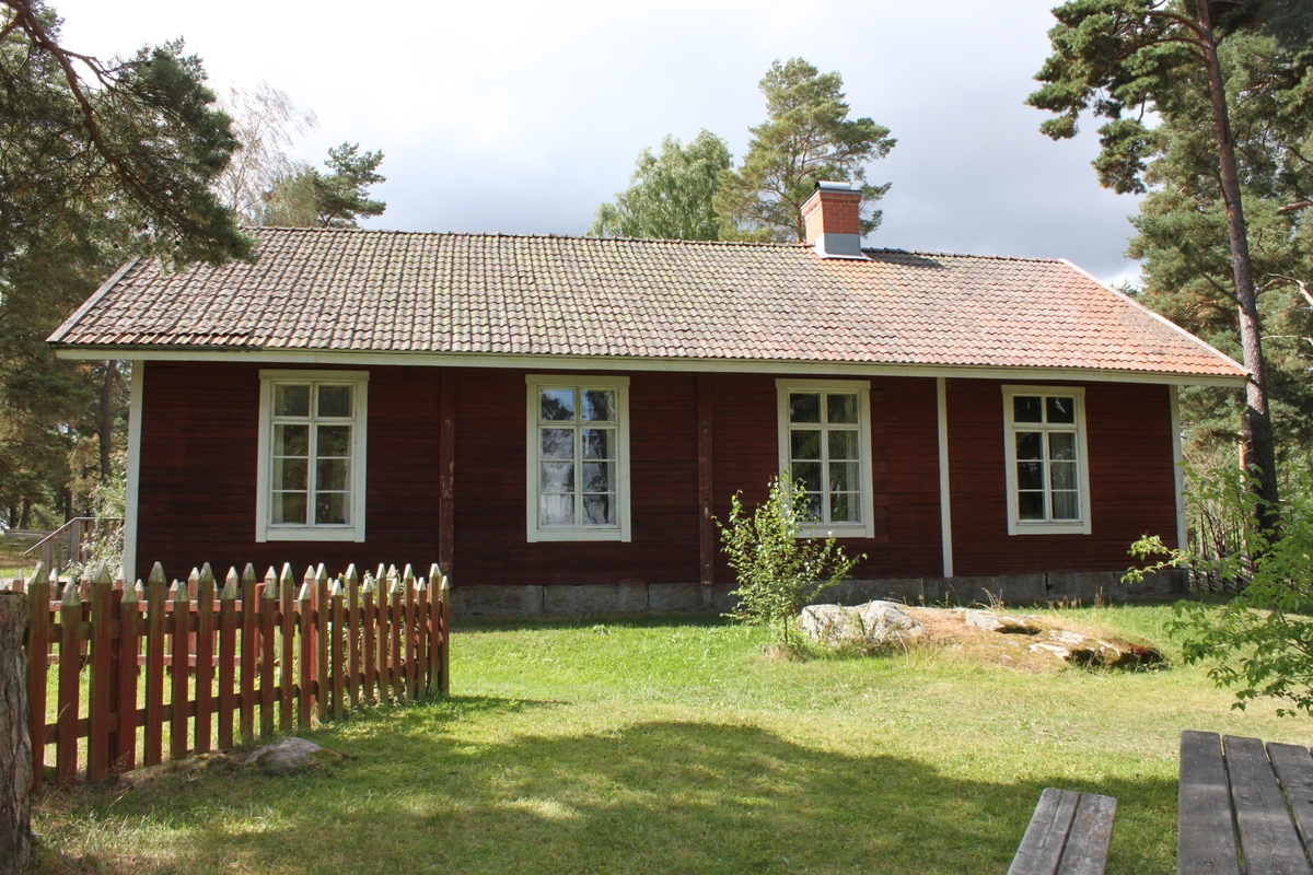 Vilar på syllmur av huggen sten, anlagd vid flytten till sin nuvarande plats. Stomme i liggtimmer med följare på långsidorna. Ingen fasadbeklädnad. Släta knutar med knutbräda. Höga fönster på alla fyra fasaderna, med tre glasrutor per fönsterbåge och raka hörnjärn. Övre båge med en ruta per fönsterbåge. De fönster som inte sitter i kyrksalen har blindrutor överst. Flera av bågarna är inte öppningsbara. Fönstren till kattvindarna är fyrkantiga och hörnställda. Släta fönsterfoder. Sadeltak klätt med tvåkupigt tegel samt skorsten murad i tegel med plåtskoning upp- och nedtill. Utskjutande taksprång med profilerade taktassar, inga hängrännor eller stuprör. Två entréer på kortsidorna med dubbeldörrar, spegeldörrar, som ej är ursprungliga. Vid framsidans entré, på den västra fasaden, finns en trätrappa med räcken samt en rullstolsramp tillverkad av gallerdurk. Frånsidan åt öster har en mindre entré med liknande dörrar, överljus samt en trätrappa. Alla dörrfoder är släta.
Interiört upptar kyrksalen två tredjedelar av utrymmet på bottenvåningen. Resterande utrymme utgörs av kök och kammare samt hall och trappa. Kyrksalen har trägolv av raka brädor. Taket är klätt med pärlspont. Två dragband finns monterade i taket. Följarna är synliga på långsidans innerväggar. I östra delen finns ett podie av trä med svarvade pinnar i räcket. På golvet står en hög järnkamin. I salen finns 15 kyrkbänkar av trä utplacerade. Innanfönster monterade i kyrksalen.
Övervången består av en liten hall, ett bostadsrum samt två kattvindar. I bostadsrummet finns en öppen eldstad.  Alla innerdörrar i byggnaden är spegeldörrar med kammarlås.