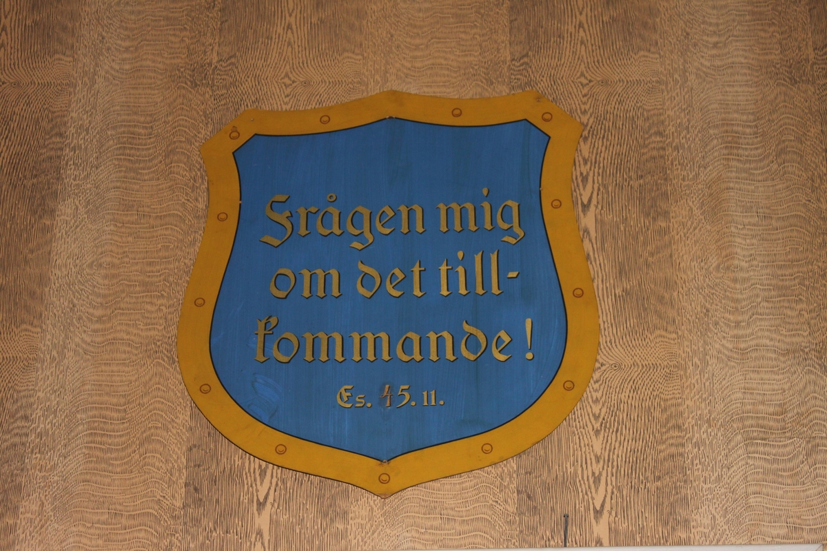 Vilar på syllmur av huggen sten, anlagd vid flytten till sin nuvarande plats. Stomme i liggtimmer med följare på långsidorna. Ingen fasadbeklädnad. Släta knutar med knutbräda. Höga fönster på alla fyra fasaderna, med tre glasrutor per fönsterbåge och raka hörnjärn. Övre båge med en ruta per fönsterbåge. De fönster som inte sitter i kyrksalen har blindrutor överst. Flera av bågarna är inte öppningsbara. Fönstren till kattvindarna är fyrkantiga och hörnställda. Släta fönsterfoder. Sadeltak klätt med tvåkupigt tegel samt skorsten murad i tegel med plåtskoning upp- och nedtill. Utskjutande taksprång med profilerade taktassar, inga hängrännor eller stuprör. Två entréer på kortsidorna med dubbeldörrar, spegeldörrar, som ej är ursprungliga. Vid framsidans entré, på den västra fasaden, finns en trätrappa med räcken samt en rullstolsramp tillverkad av gallerdurk. Frånsidan åt öster har en mindre entré med liknande dörrar, överljus samt en trätrappa. Alla dörrfoder är släta.
Interiört upptar kyrksalen två tredjedelar av utrymmet på bottenvåningen. Resterande utrymme utgörs av kök och kammare samt hall och trappa. Kyrksalen har trägolv av raka brädor. Taket är klätt med pärlspont. Två dragband finns monterade i taket. Följarna är synliga på långsidans innerväggar. I östra delen finns ett podie av trä med svarvade pinnar i räcket. På golvet står en hög järnkamin. I salen finns 15 kyrkbänkar av trä utplacerade. Innanfönster monterade i kyrksalen.
Övervången består av en liten hall, ett bostadsrum samt två kattvindar. I bostadsrummet finns en öppen eldstad.  Alla innerdörrar i byggnaden är spegeldörrar med kammarlås.