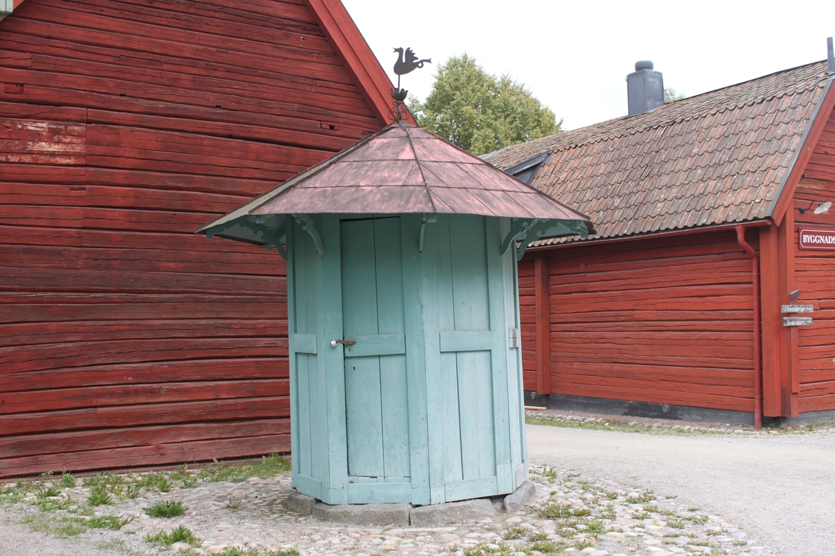 Den åttkantiga byggnaden vilar på en syllmur av huggen sten. Varje sektion består av ett ramverk av plankor och med fyllning av breda plankor, två per ram. En dörr med låshasp och hänglås är placerad i en av sektionerna. Fasaden är målad i en ljust grön kulör. Byggnaden har ett tälttak med åtta takfall. Taksprånget är kraftigt utskjutande, upplyft av konstfullt utsågade konsoler. Takbeläggningen består av kvadratiska, falsade plåtar, målade i en röd kulör. Upptill kröns taket av en drakliknande varelse i plåt. Utskjutande vattenrör i trä, skodd med järn och med vidhängande, rörlig vattenledare. En stång i järn har drivit pumpen. Den är inte funktionsduglig då pumpkomstruktionen saknas.