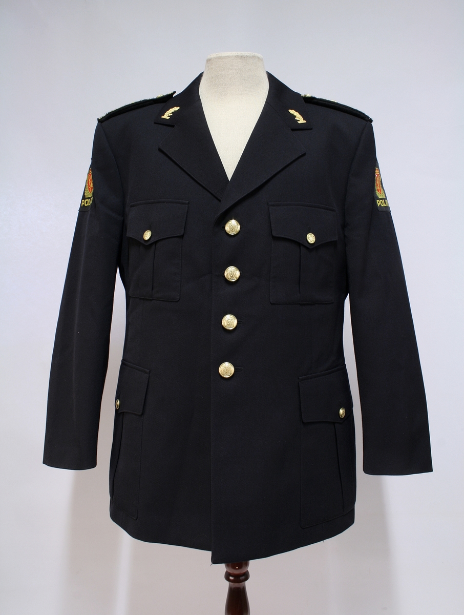 Sort uniformsjakke. Sort uniformsbukse. Sort uniformsfrakk med belte. Sort uniformsjakke i skinn. Tre lyseblå uniformsskjorter. Politimerking etter 1995-reglementet og distinksjoner for lensmann.