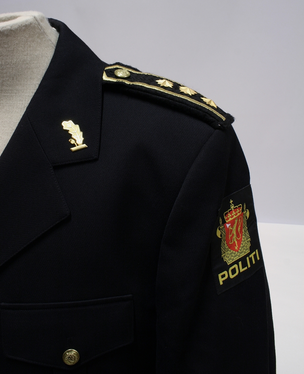 Sort uniformsjakke. Sort uniformsbukse. Sort uniformsfrakk med belte. Sort uniformsjakke i skinn. Tre lyseblå uniformsskjorter. Politimerking etter 1995-reglementet og distinksjoner for lensmann.