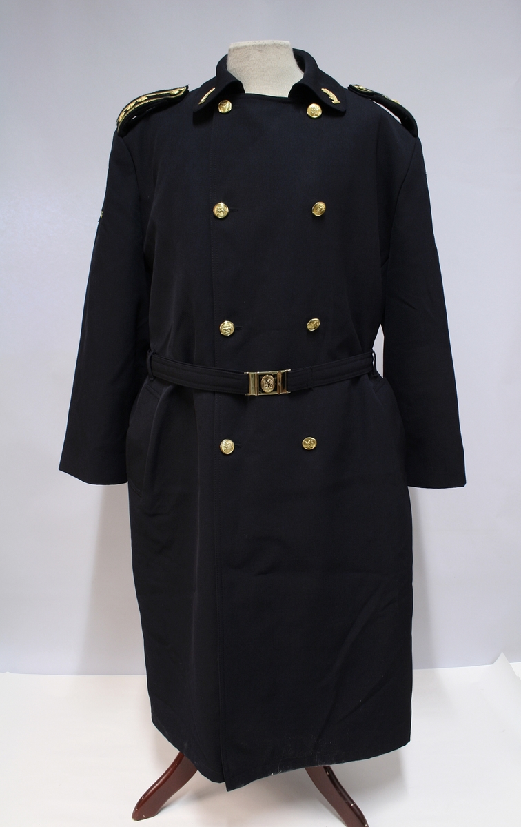 Sort uniformsjakke. Sort uniformsbukse. Sort uniformsfrakk med belte. Sort uniformsjakke i skinn. Tre lyseblå uniformsskjorter. Politimerking etter 1995-reglementet og distinksjoner for lensmann.