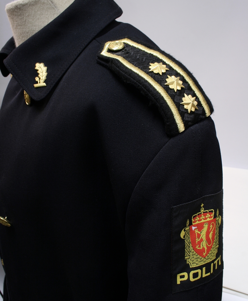 Sort uniformsjakke. Sort uniformsbukse. Sort uniformsfrakk med belte. Sort uniformsjakke i skinn. Tre lyseblå uniformsskjorter. Politimerking etter 1995-reglementet og distinksjoner for lensmann.