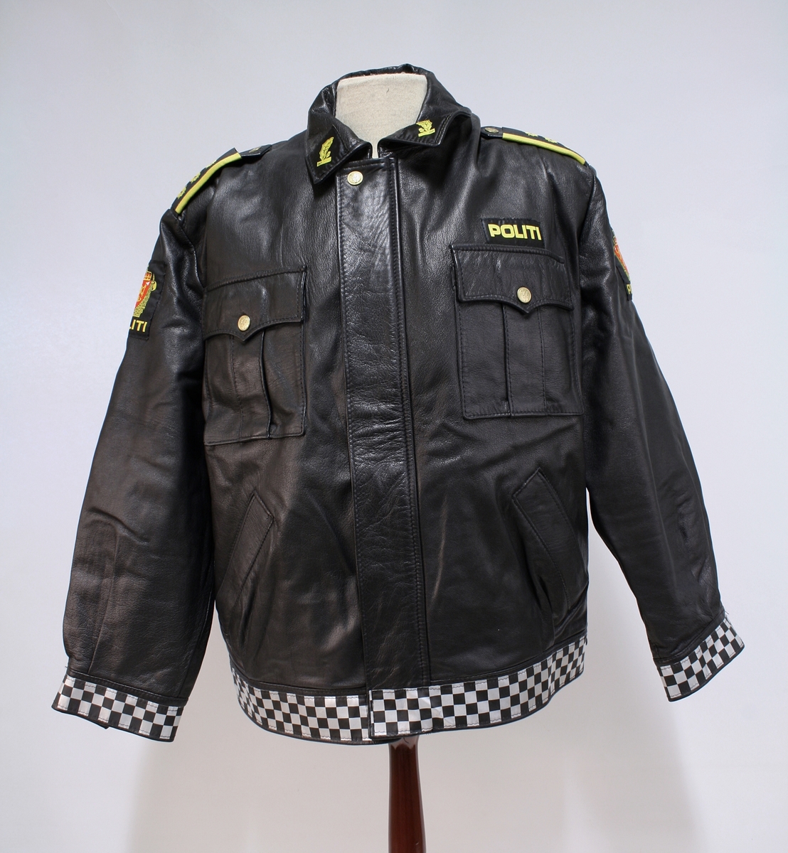 Sort uniformsjakke. Sort uniformsbukse. Sort uniformsfrakk med belte. Sort uniformsjakke i skinn. Tre lyseblå uniformsskjorter. Politimerking etter 1995-reglementet og distinksjoner for lensmann.