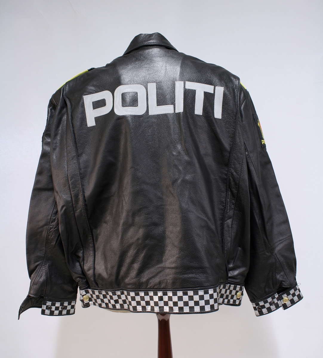 Sort uniformsjakke. Sort uniformsbukse. Sort uniformsfrakk med belte. Sort uniformsjakke i skinn. Tre lyseblå uniformsskjorter. Politimerking etter 1995-reglementet og distinksjoner for lensmann.