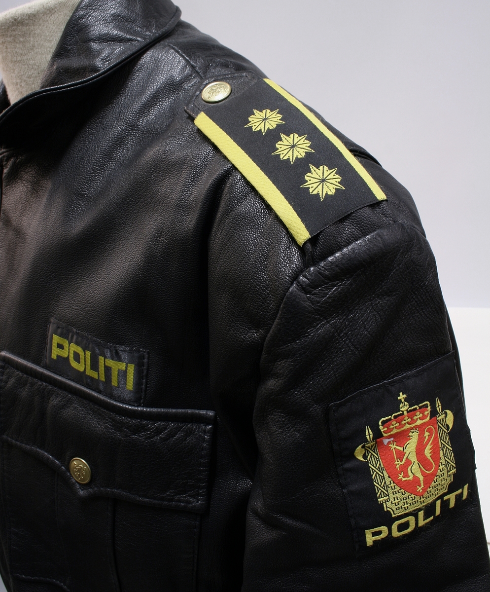 Sort uniformsjakke. Sort uniformsbukse. Sort uniformsfrakk med belte. Sort uniformsjakke i skinn. Tre lyseblå uniformsskjorter. Politimerking etter 1995-reglementet og distinksjoner for lensmann.