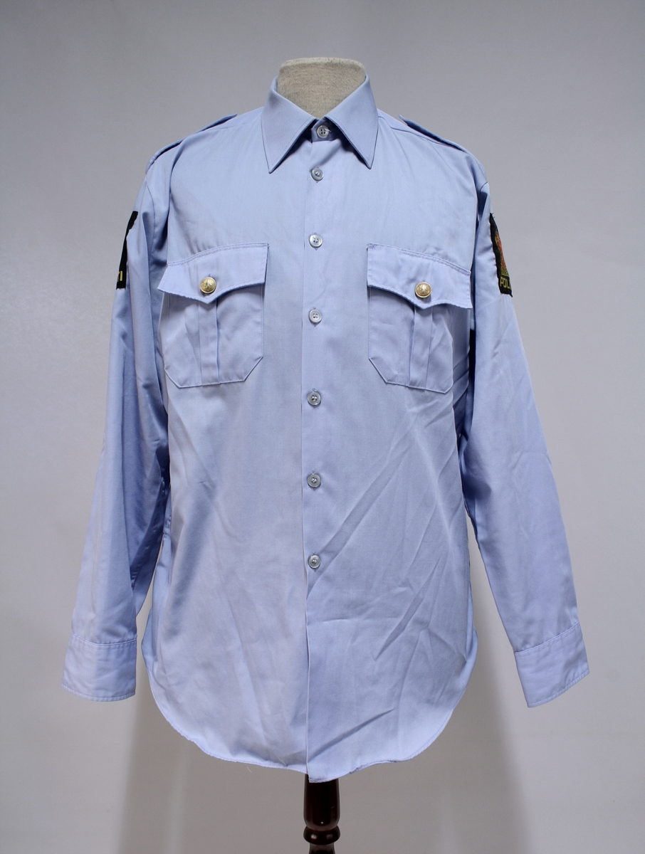Sort uniformsjakke. Sort uniformsbukse. Sort uniformsfrakk med belte. Sort uniformsjakke i skinn. Tre lyseblå uniformsskjorter. Politimerking etter 1995-reglementet og distinksjoner for lensmann.