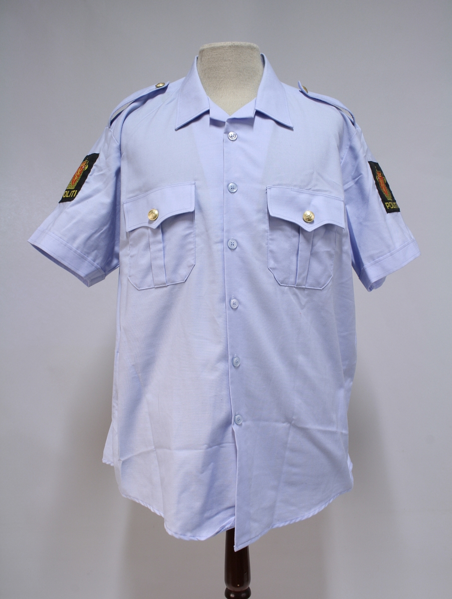 Sort uniformsjakke. Sort uniformsbukse. Sort uniformsfrakk med belte. Sort uniformsjakke i skinn. Tre lyseblå uniformsskjorter. Politimerking etter 1995-reglementet og distinksjoner for lensmann.