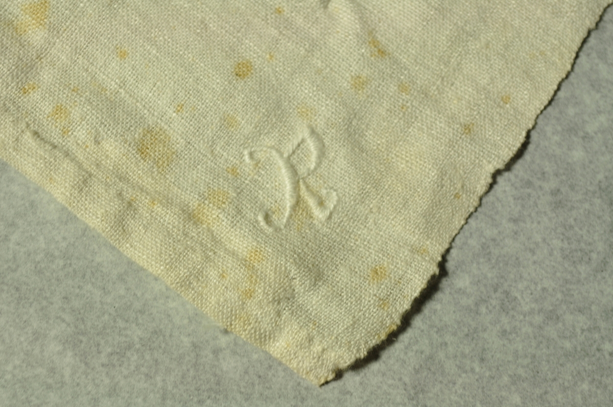 Lakenet er håndsydd, og kommer fra Berger i Båstad, senere Frøshaug. Arvet og eid av Ragnhild Løken. Brodert monogram R nede i venstre hjørne.