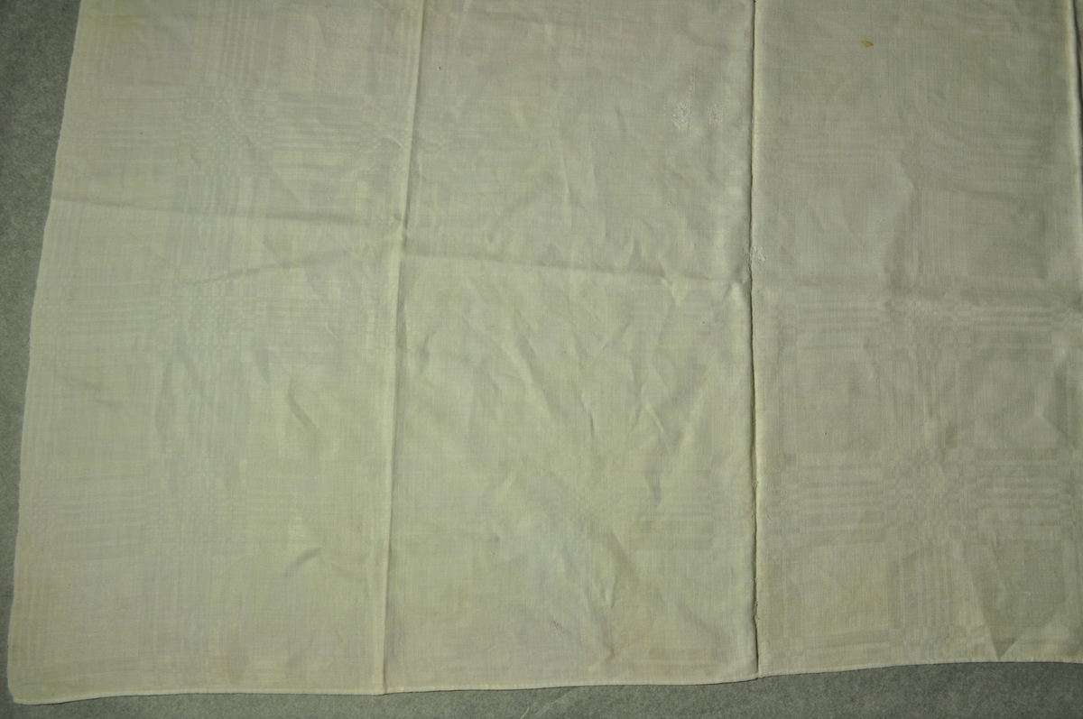 Linet er dyrket, bearbeidet og vevet på Opdal. Duken er sydd sammen på midten. Den er merket S. Opdal. Duken er vevd av Anna Stine Opdal, mor til Einar Arent. Anna Stine kom fra Tøksfors og var gift med Petter Torstseinson.