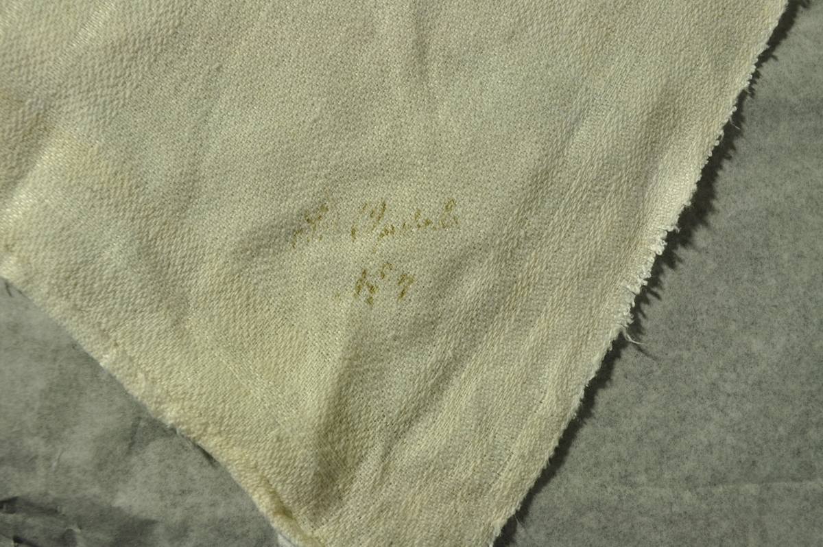 Linet er dyrket, bearbeidet og vevet på Opdal. Duken er sydd sammen på midten. Den er merket S. Opdal. Duken er vevd av Anna Stine Opdal, mor til Einar Arent. Anna Stine kom fra Tøksfors og var gift med Petter Torstseinson.