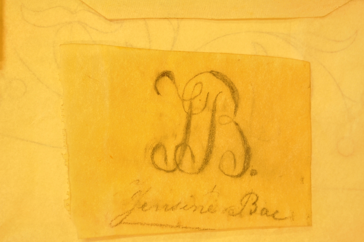 Putevar inneholdende håndarbeidsprøver og mønstertegninger. Kjøpt på auksjon. Har tilhørt Jensine Bae, som ifølge folketellingen for 1900 var "haandgjerningslærerinde".